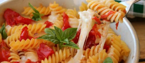 Pasta alla caprese fredda o calda primo piatto facile leggero e veloce - giallozafferano.it