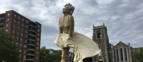 Usa, statua di Marilyn innanzi alla chiesa.