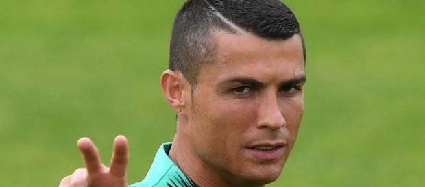 Cristiano Ronaldo pourrait quitter le Real Madrid prochainement, mais Julen Lopetegui, le nouveau coach des madrilènes, pourrait l'en empêcher. Cristiano Ronaldo pourrait quitter le Real Madrid prochainement, mais Julen Lopetegui, le nouveau coach des madrilènes, pourrait l'en empêcher.