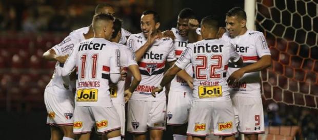 Jogadores do São Paulo celebram vitória no Morumbi - Foto: Reprodução / Facebook Oficial São Paulo FC Jogadores do São Paulo celebram vitória no Morumbi - Foto: Reprodução / Facebook Oficial São Paulo FC