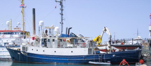 La nave Ong Lifeline: dopo aver raccolto profughi dalla Libia, si è vista negare l'attracco nei porti italiani. La nave Ong Lifeline: dopo aver raccolto profughi dalla Libia, si è vista negare l'attracco nei porti italiani.