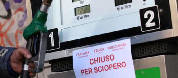 Sciopero benzinai il 26 giugno: 24 ore chi chiusura per protesta contro la fattura elettronica Sciopero benzinai il 26 giugno: 24 ore chi chiusura per protesta contro la fattura elettronica