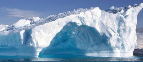 Un imponente blocco di ghiaccio in Antartide.