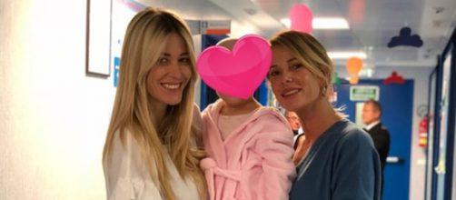 Elena Santarell, una piccola paziente e Alessia Marcuzzi(da sinistra) | Credit: Instagram