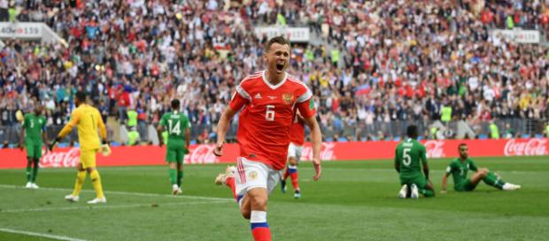 Cheryshev sai para o abraço após balançar a rede. (Foto: site fifa.com) Cheryshev sai para o abraço após balançar a rede. (Foto: site fifa.com)
