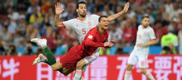 Disputa entre CR7 e Busquets; o português marcou um gol de falta (foto: fifa.com) Disputa entre CR7 e Busquets; o português marcou um gol de falta (foto: fifa.com)
