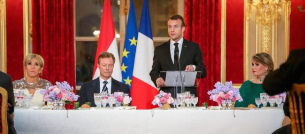Emmanuel Macron : 50000 ou 500000 les nouvelles assiettes ?. - gala.fr Emmanuel Macron : 50000 ou 500000 les nouvelles assiettes ?. - gala.fr