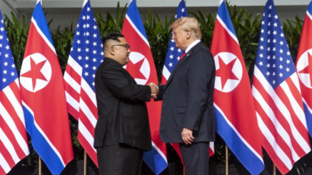 Accord et poignées de main historiques entre Donald Trump et Kim ... - cmslap.com