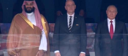 il principe saudita Bin Salman; il presidente della Fifa, Infantino, e il presidente russo Putin