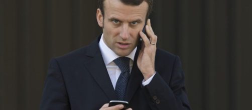 Emmanuel Macron, actif, deux téléphones en main: l'un pour l'économie, l'autre pour le social ?
