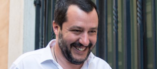 Matteo Salvini e la politica fatta di post e tweet, ma Maroni avverte: 'Niente annunci'