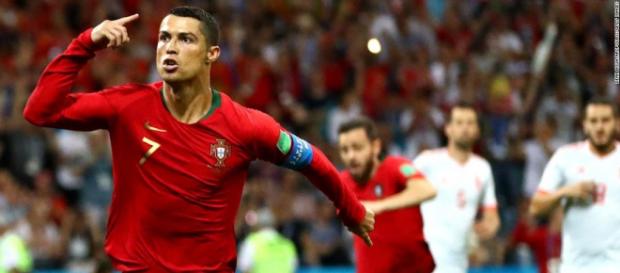 Ronaldo se convirtió en el jugador con más edad, en meter 3 goles en un partido de Copa del Mundo. -marca.com. Ronaldo se convirtió en el jugador con más edad, en meter 3 goles en un partido de Copa del Mundo. -marca.com.