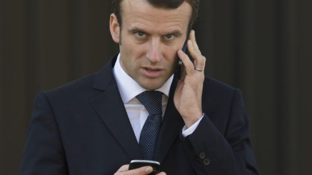 Emmanuel Macron, actif, deux téléphones en main: l'un pour l'économie, l'autre pour le social ?