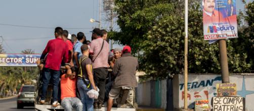 VENEZUELA/ Aumenta el uso de transporte improvisado debido al déficit en estos servicios