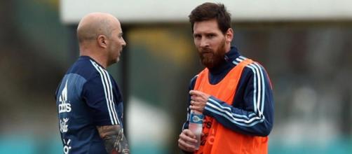 Jorge Sampaoli, C.t. dell'Argentina e Lionel Messi a colloquio durante un alenamento