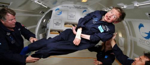 La voce di Stephen Hawking lanciata nello Spazio tramite un buco nero