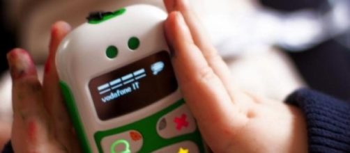 Cellulari ai bambini, genitori avvertiti dai pediatri: 'Mai prima del secondo anno d'età'