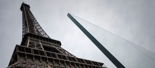 Torre Eiffel, entro un mese rimpiazzate le barriere metalliche con il vetro antiterrorismo