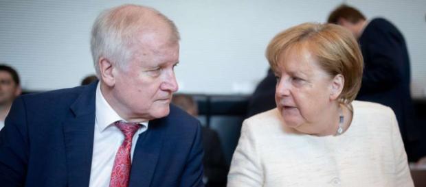 Die Deutschen wollen mehrheitlich, dass Seehofer sich durchsetzt Die Deutschen wollen mehrheitlich, dass Seehofer sich durchsetzt