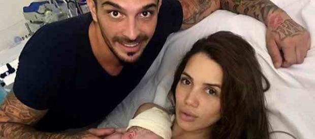 Julien Tanti, Manon Marsault, et leur fils Tiago, déménagent pour le tournage des Marseillais vs Le reste du Monde 3 Julien Tanti, Manon Marsault, et leur fils Tiago, déménagent pour le tournage des Marseillais vs Le reste du Monde 3