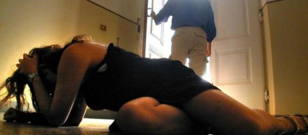 Padre violenta la figlia per 11 anni, la madre la minaccia per farle ritirare la denuncia. Padre violenta la figlia per 11 anni, la madre la minaccia per farle ritirare la denuncia.