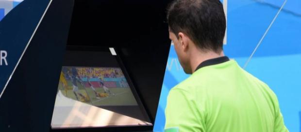 Usan por primera vez el Video Assistant Referee (VAR) en el partido de Francia- Australia Usan por primera vez el Video Assistant Referee (VAR) en el partido de Francia- Australia