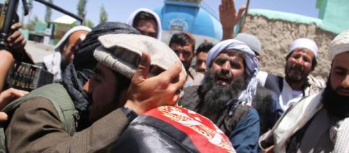 Afganistán alarga la tregua con talibanes