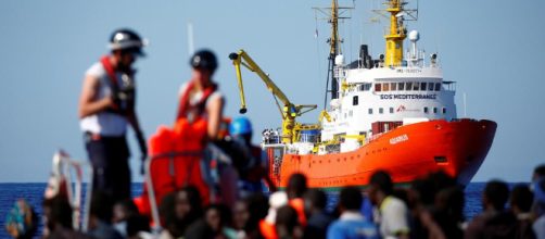 Otros 790 inmigrantes a bordo de un barco italiano se suman a los ... - lavanguardia.com