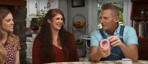 Rory Feek still feels the same love and bonds of family after Joey's passing, and he's back on stage. - [CBS Sunday Morning / YouTube screencap]