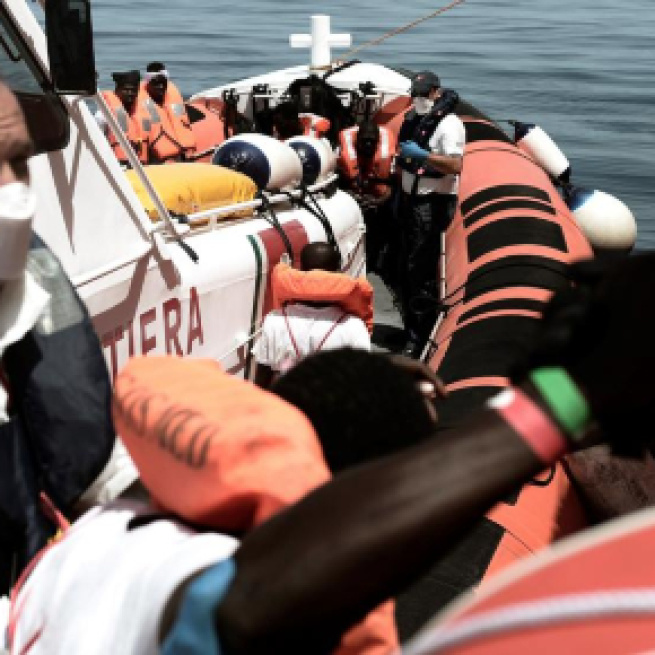 España recibe a los 629 inmigrantes rescatados por el Aquarius