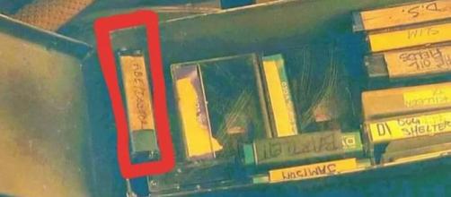 Dans l'encadré rouge l'inscription " Abe/doctor " et sur la cassette en haut à droite " D.S "