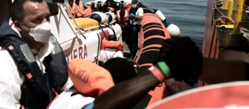 España recibe a los 629 inmigrantes rescatados por el Aquarius