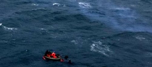 INDONESIA/ Se hunde ferry con 80 personas a bordo