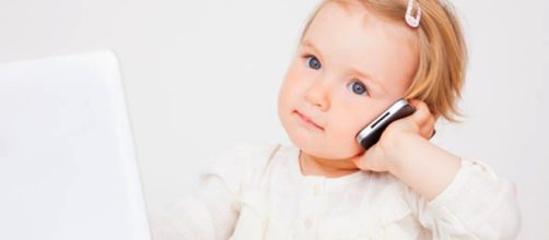 L'allarme dei pediatri italiani sull'uso del cellulare nei bambini al di sotto dei 2 anni