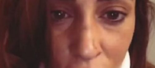 Sonia Lorenzini con il collare e il volto tumefatto dopo un incidente domestico