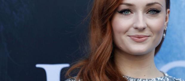 El tatuaje de Sophie Turner podría revelar el final de Juego de tronos, según fanáticos El tatuaje de Sophie Turner podría revelar el final de Juego de tronos, según fanáticos