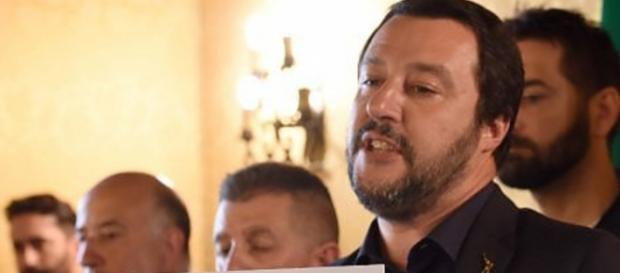 Matteo Salvini considera la sinistra italiana 'radical chic' responsabile della crisi migratoria nel nostro Paese Matteo Salvini considera la sinistra italiana 'radical chic' responsabile della crisi migratoria nel nostro Paese