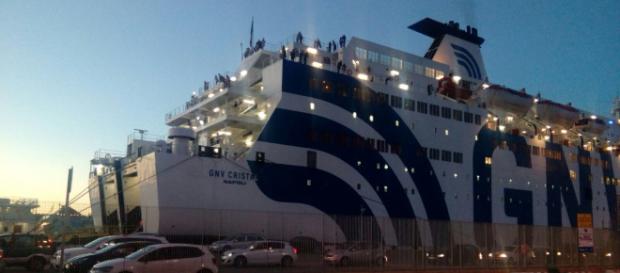 Su una Grande Nave Veloce incidente al porto di Napoli: auto giù dal ponte schiaccia due passeggeri e provoca un morto e un ferito Su una Grande Nave Veloce incidente al porto di Napoli: auto giù dal ponte schiaccia due passeggeri e provoca un morto e un ferito