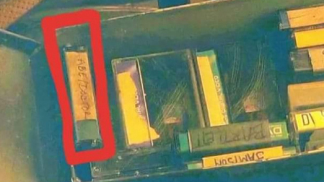 Dans l'encadré rouge l'inscription " Abe/doctor " et sur la cassette en haut à droite " D.S "