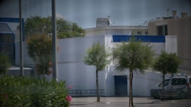 Francia, pazza con il velo ferisce due persone in un supermercato