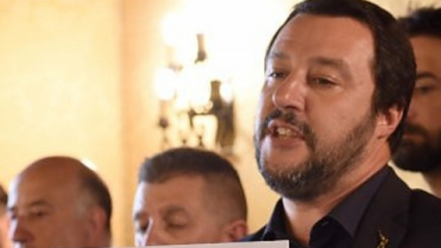 Matteo Salvini considera la sinistra italiana 'radical chic' responsabile della crisi migratoria nel nostro Paese