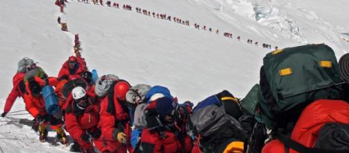 El Everest repleto de basura arrojada por los escaladores