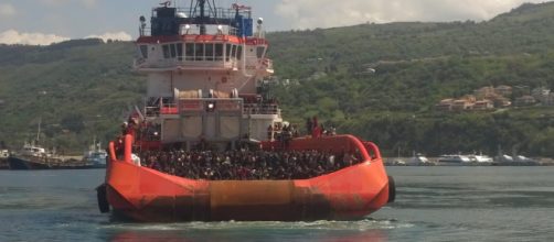 Nave con a bordo centinaia di migranti