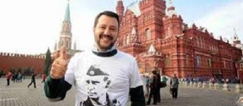 Salvini a Mosca indossa la maglietta di Putin