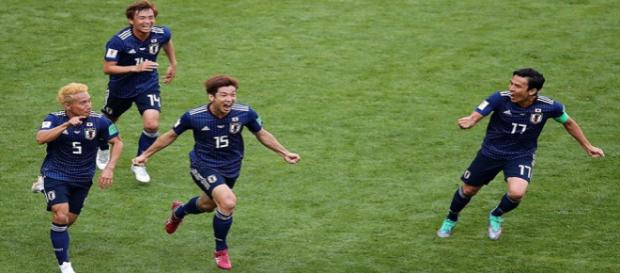Japoneses comemoram gol em vitória contra a Colômbia - Foto: Reprodução / Facebook Oficial Fifa World Cup Japoneses comemoram gol em vitória contra a Colômbia - Foto: Reprodução / Facebook Oficial Fifa World Cup
