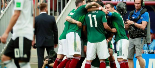 Jugadores del equipo mexicano celebrando el gol de la victoria Jugadores del equipo mexicano celebrando el gol de la victoria