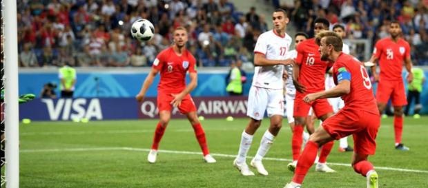 Kane cabeceia bola que garantiu a vitória da Inglaterra - Foto: Reprodução / Facebook Oficial FIFA World Cup Kane cabeceia bola que garantiu a vitória da Inglaterra - Foto: Reprodução / Facebook Oficial FIFA World Cup