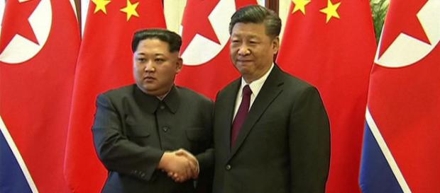 Kim Jong-Un a entamé sa troisième rencontre avec Xi Jinping depuis fin Mars. Kim Jong-Un a entamé sa troisième rencontre avec Xi Jinping depuis fin Mars.