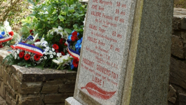 La stèle du souvenir au sommet du col de Serrière