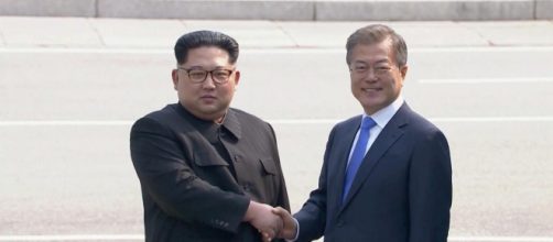 Kim Jong-un e Moon Jae-in si incontrano per la prima volta.